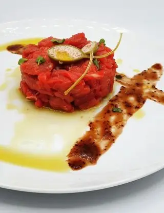 Ricetta Tartare di manzo affumicata al legno di quercia con frutto del cappero e salsa di mirtilli di framba