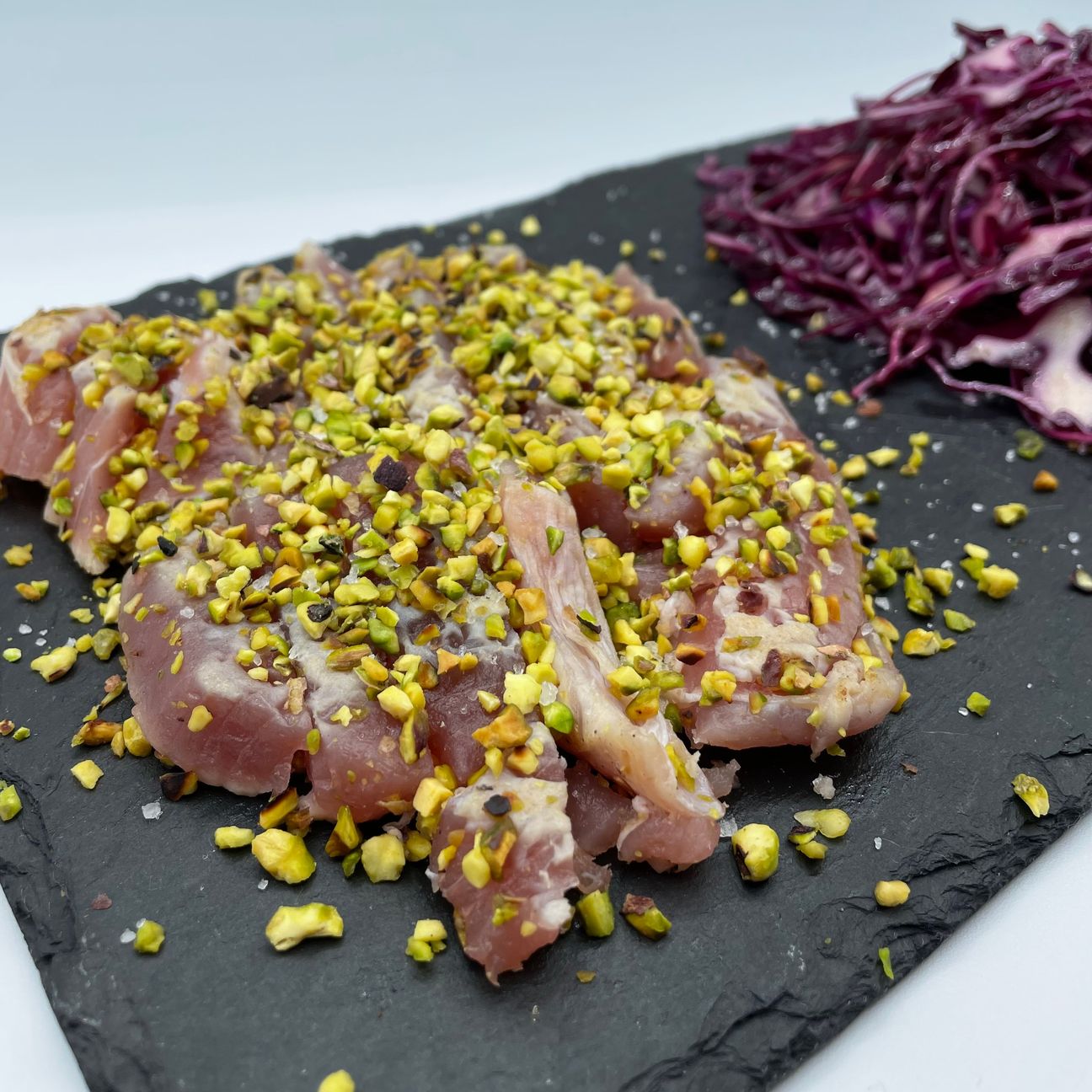 Tagliata di tonno in crosta di pistacchi e insalatina di cavolo viola.