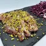 Ricetta Tagliata di tonno in crosta di pistacchi e insalatina di cavolo viola.