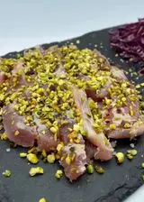 Ricetta Tagliata di tonno in crosta di pistacchi e insalatina di cavolo viola.