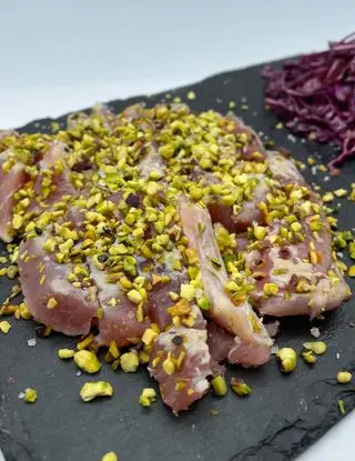 Ricetta Tagliata di tonno in crosta di pistacchi e insalatina di cavolo viola. di framba