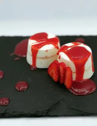 Ricetta Panna cotta con strato di passion fruit e salsa di fragole di framba