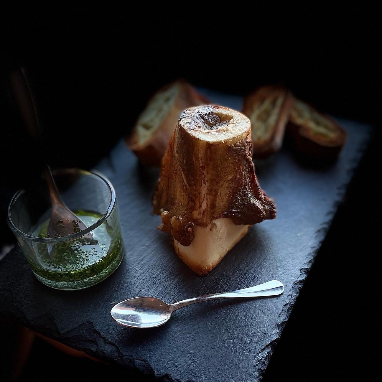 Midollo, gremolada e crostini di pane