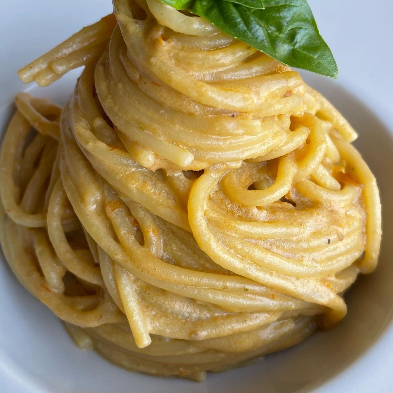 Spaghetti con crema di pomodorini, ricotta e basilico.