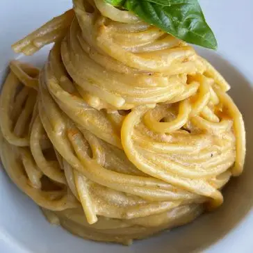 Ricetta Spaghetti con crema di pomodorini, ricotta e basilico.