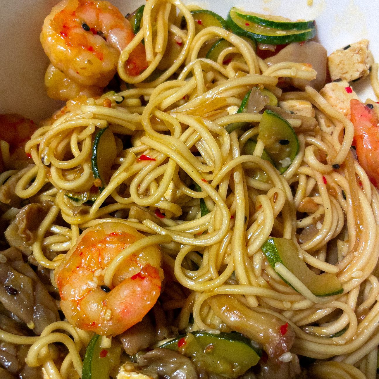 Noodles gamberi, zucchine e funghi