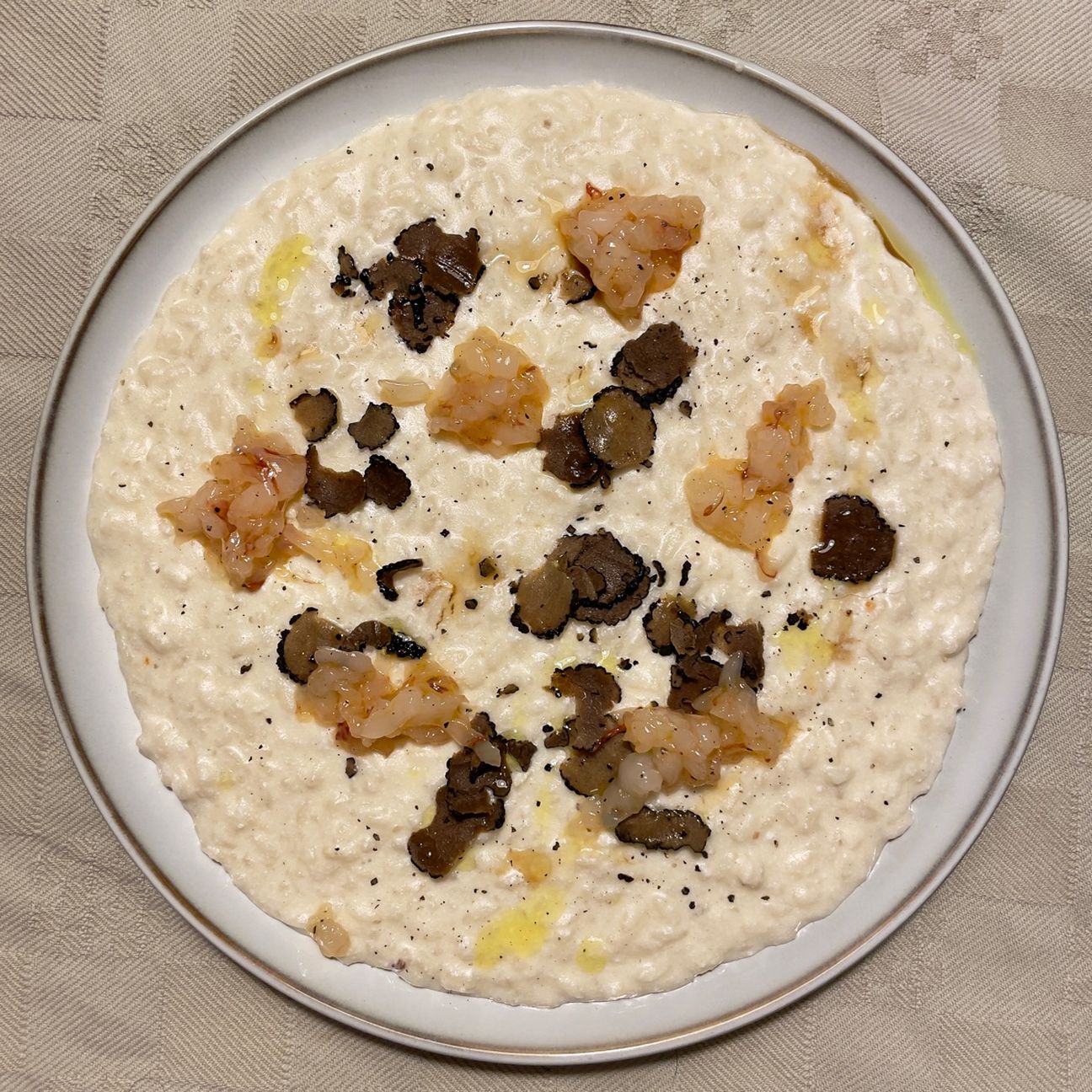 Risotto con tartare di gambero rosso, tartufo nero, ricotta di bufala affumicata e colatura di alici