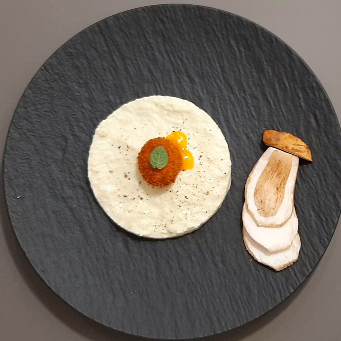 uovo fritto e porcino crudo