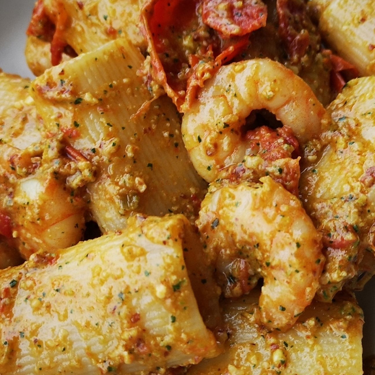 Paccheri pesto di fiori di zucca, pomodorini e gamberetti