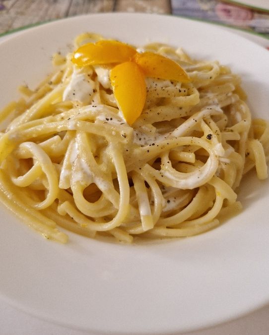Linguine con datterini gialli e burrata