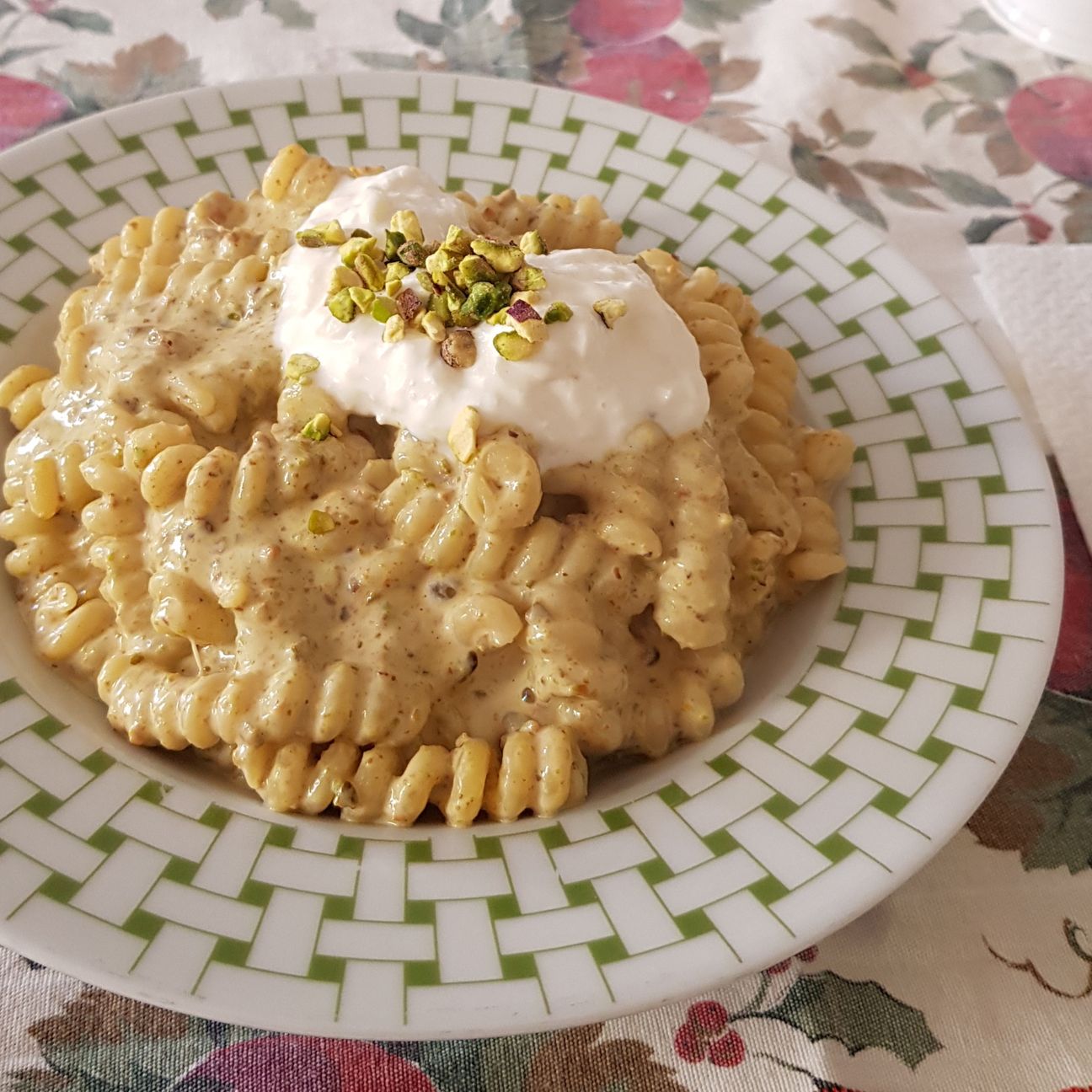 Fusilli bucati con pesto al pistacchio e stracciatella