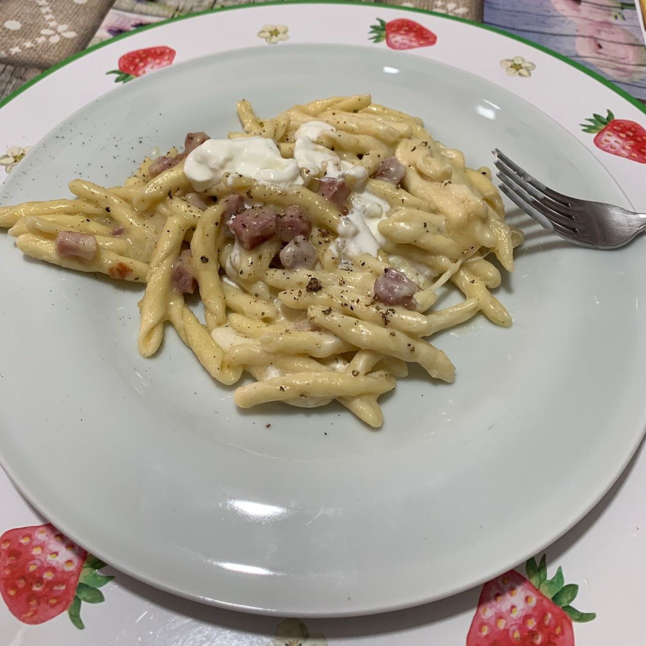 Fusilli con crema di patate, pancetta e stracciatella.