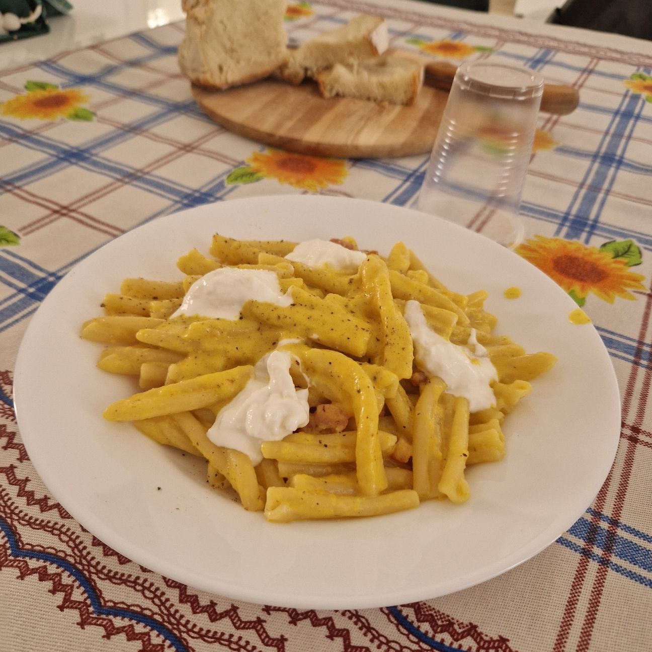 Fusilli con crema di peperoni, stracciatella e pancetta