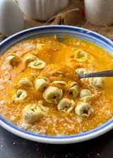 Ricetta Tortellini croccanti su vellutata di zucca e porri