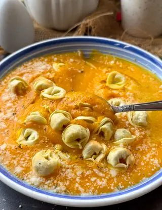 Ricetta Tortellini croccanti su vellutata di zucca e porri di easyclarissa