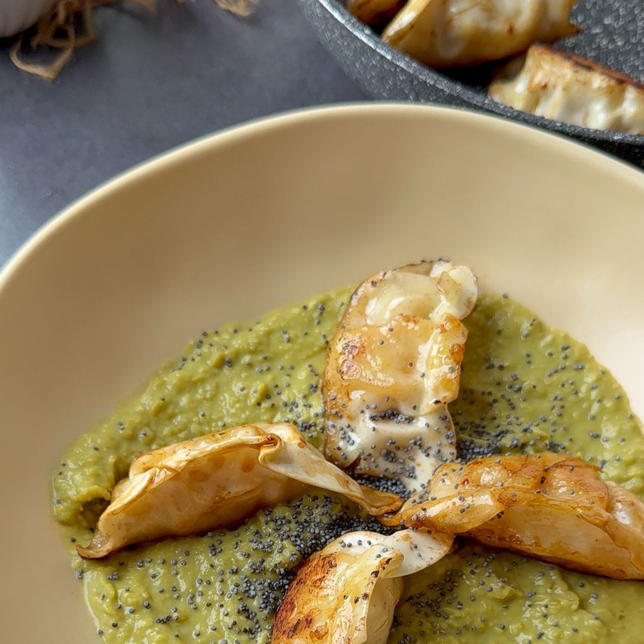 Gyoza VICI su crema di piselli