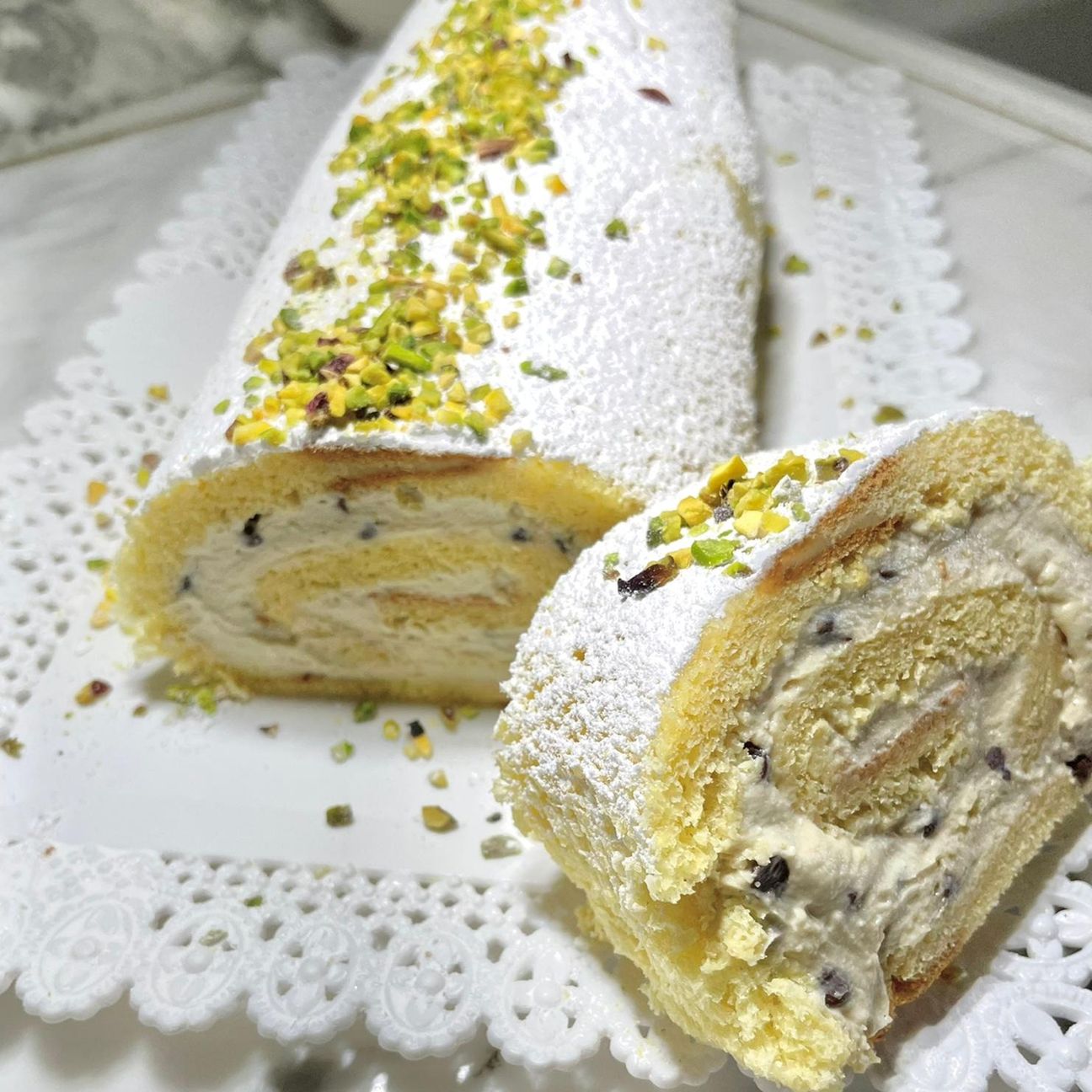 Rotolo di Pandoro con Ricotta, pistacchio e gocce di cioccolato