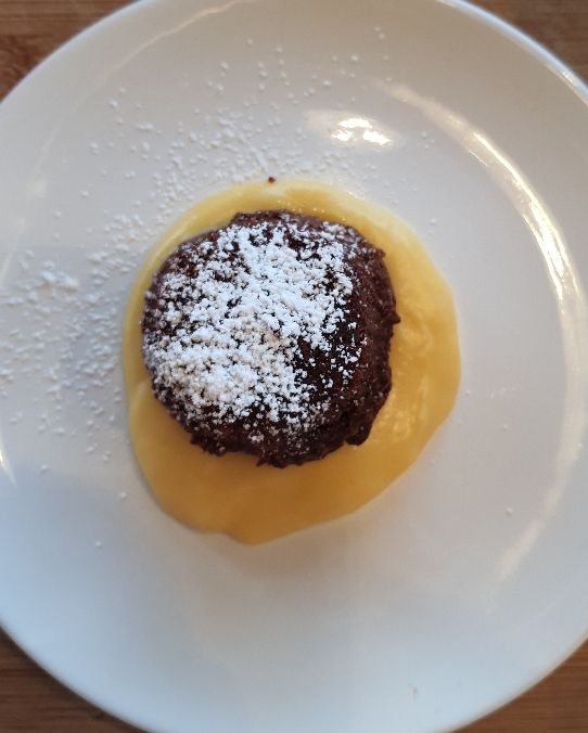 Tortino morbido al cioccolato su crema calda