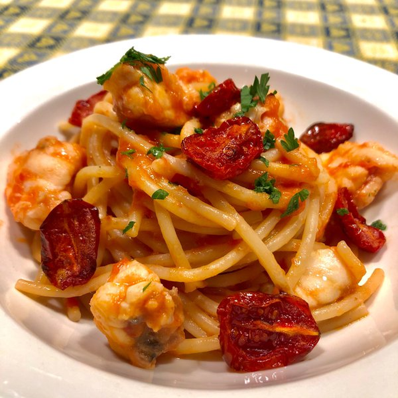 Spaghettoni con rana pescatrice e pomodorini al forno