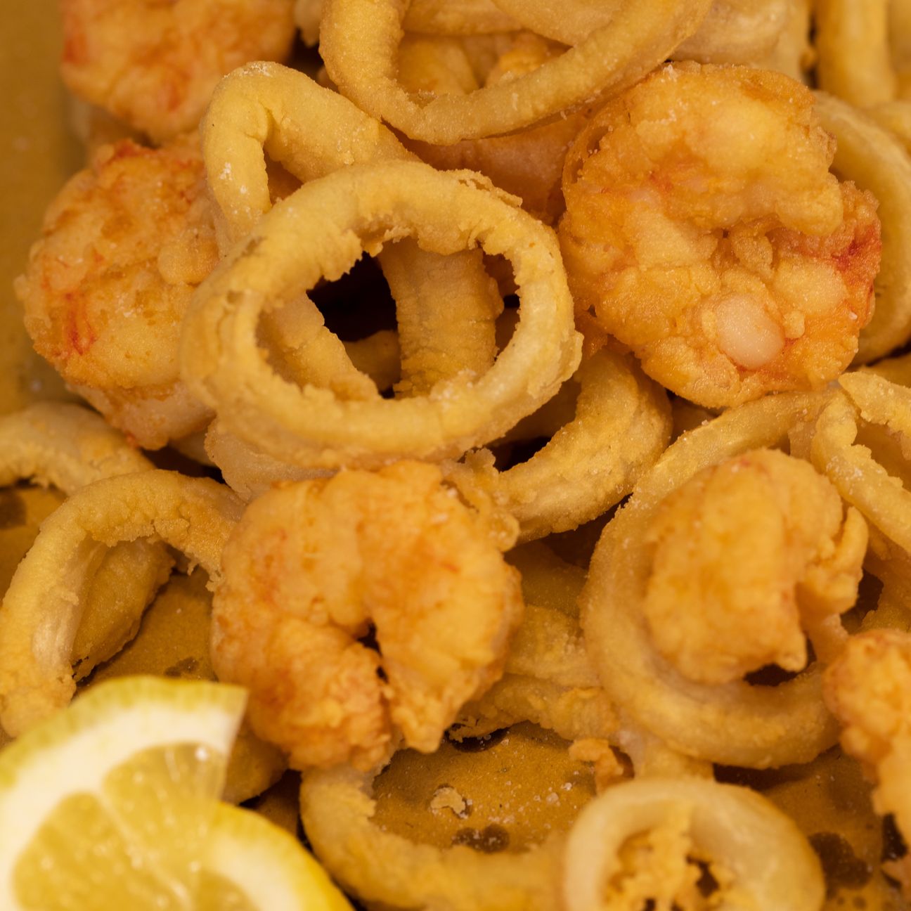 Fritto di calamari e gamberi