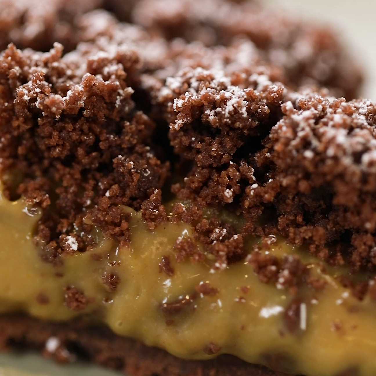 Sbriciolata al cacao con crema pasticcera al pistacchio e gocce di cioccolato