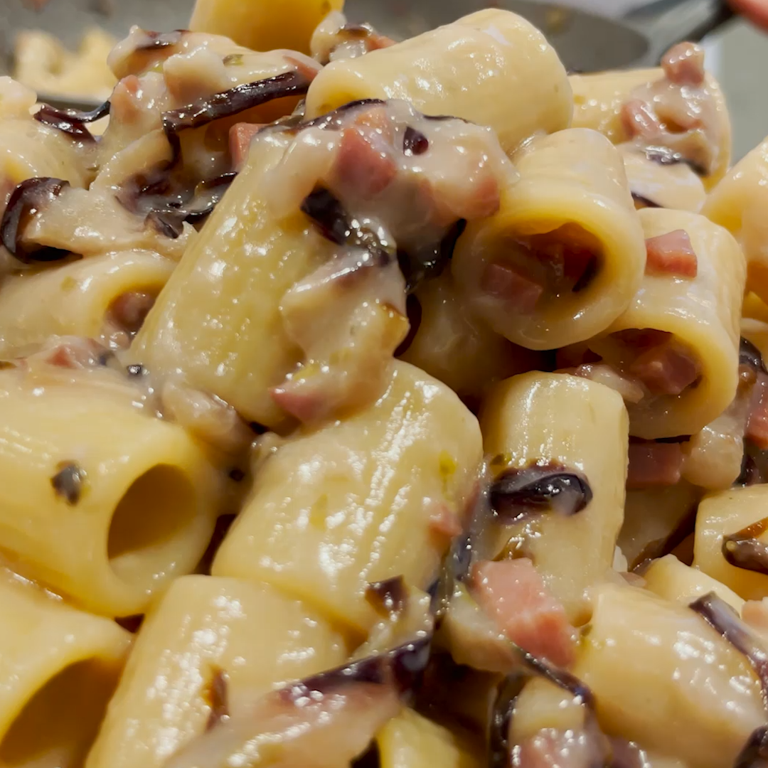 Mezze maniche con radicchio, speck e aceto balsamico