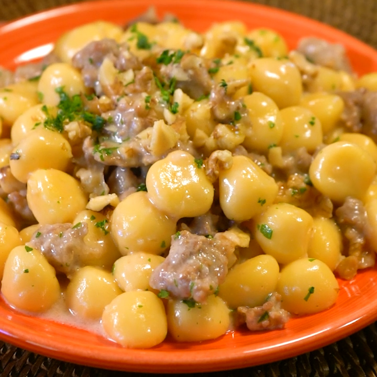 Gnocchi con crema di stracchino e salsiccia