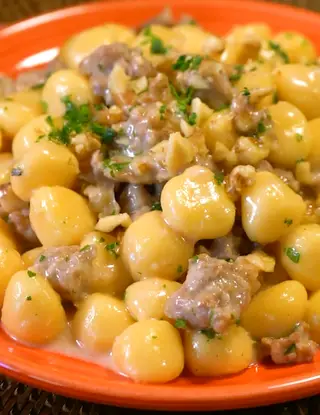 Ricetta Gnocchi con crema di stracchino e salsiccia di lodo_cucina