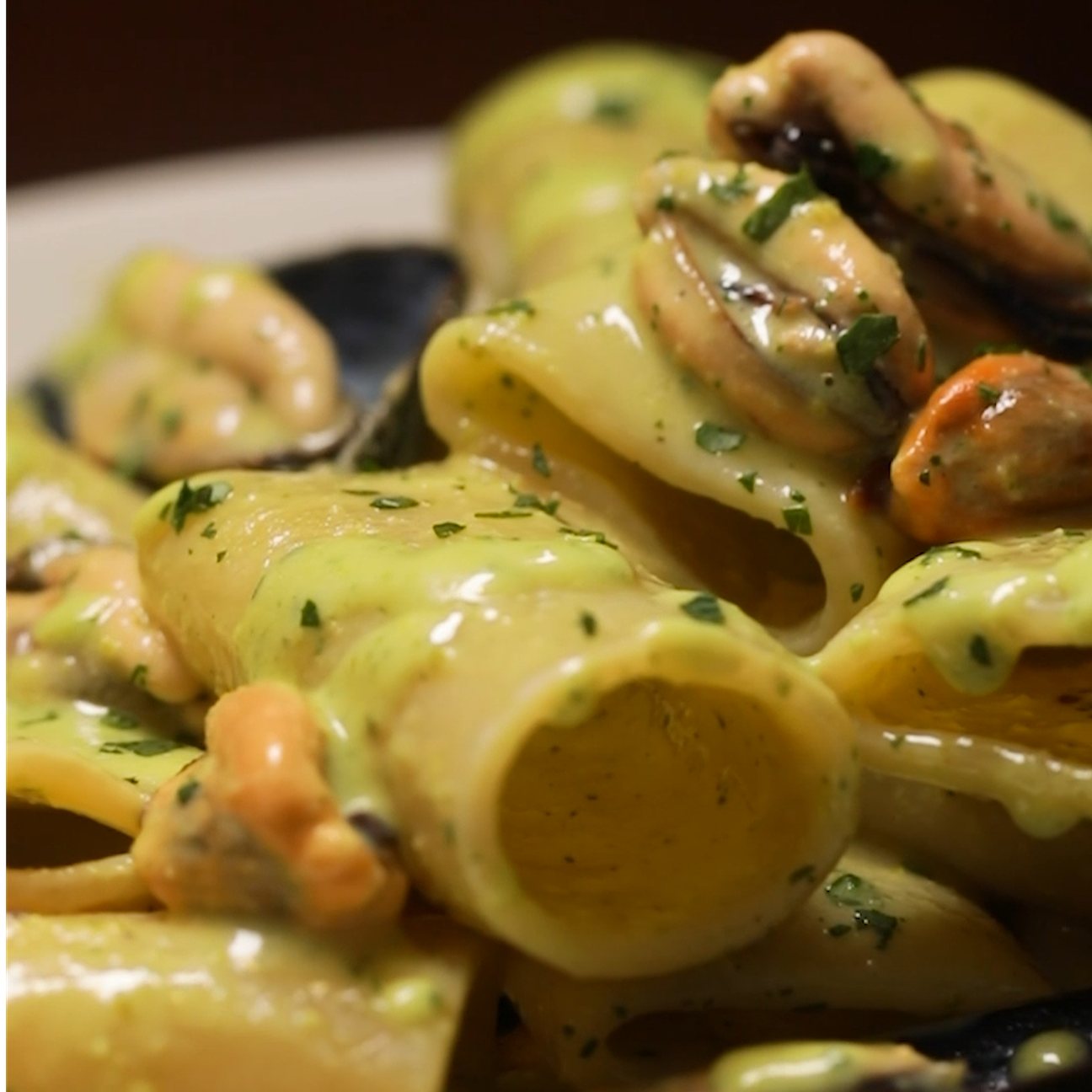 Paccheri con crema di pistacchi, cozze e pecorino