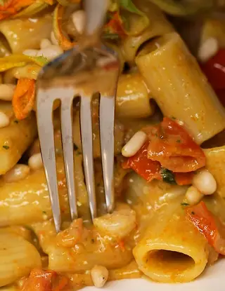 Ricetta Mezze maniche con pesto di fiori di zucca, gamberetti e pomodorini di lodo_cucina