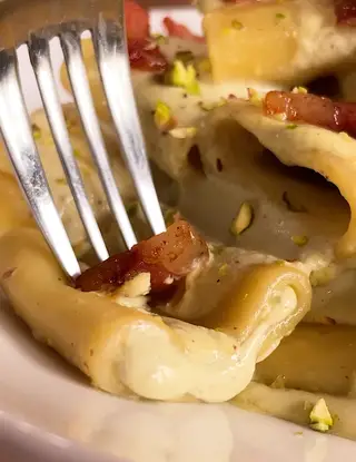 Ricetta Paccheri alla crema di burrata e pistacchi con guanciale croccante di lodo_cucina