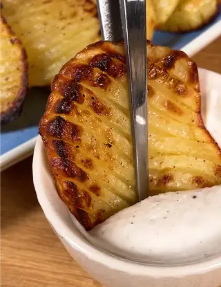 Ricetta Patate a fisarmonica con salsa cacio e pepe di lodo_cucina