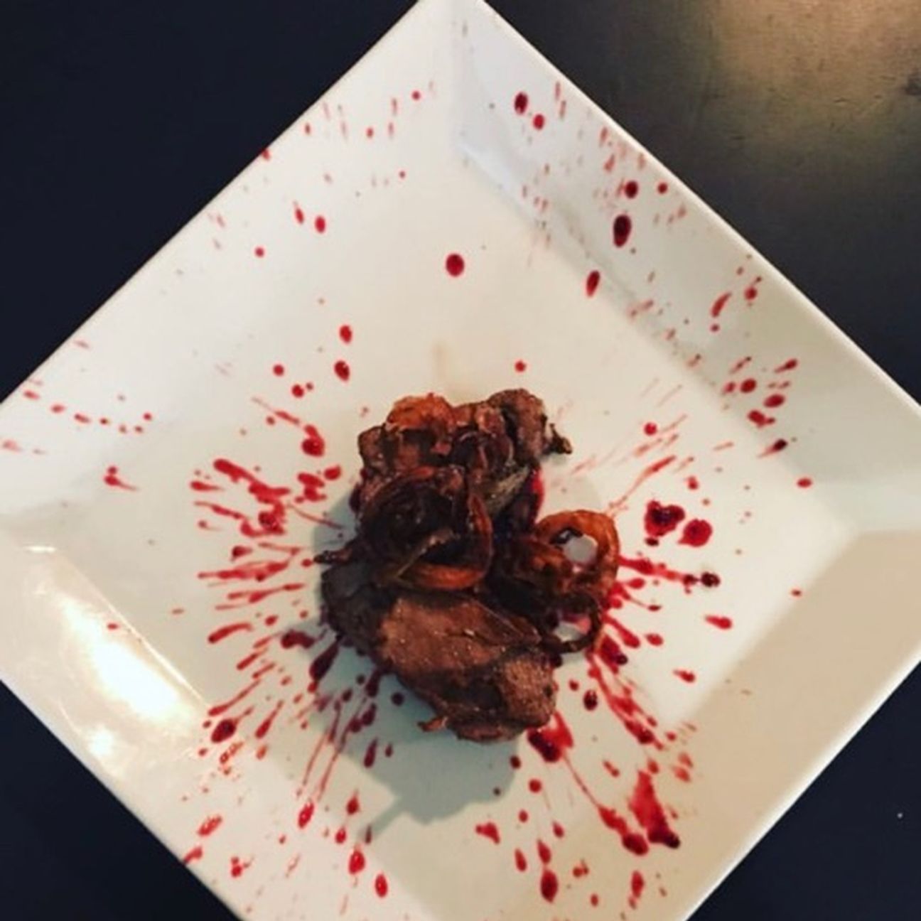 Filetto di maiale cotto vuoto con salsa ai lamponi,vinorosso e cipolla croccante