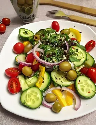 Ricetta Verde e Sano: Insalata Vivace con Olive Saclà di adrido