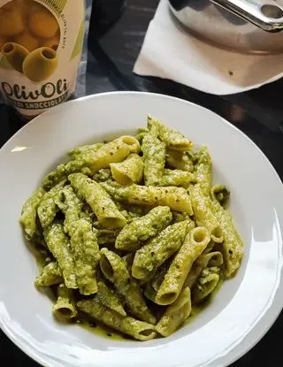 Ricetta Penne Verde Brillante con Pesto di Olive di adrido