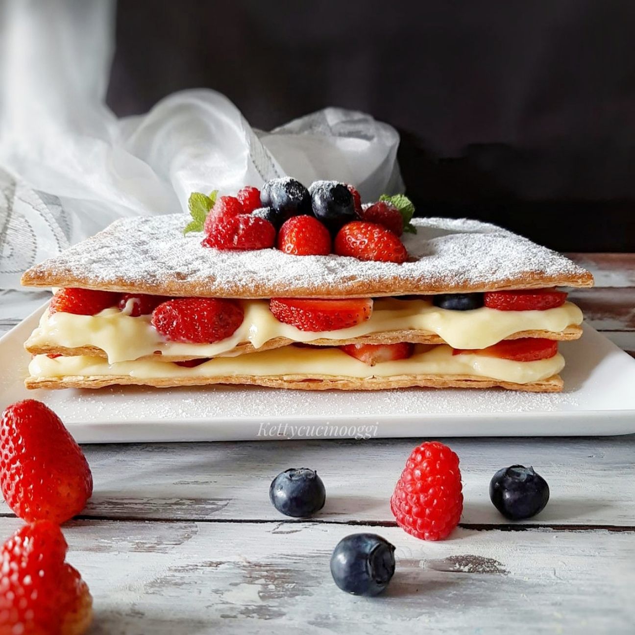 MILLEFOGLIE CON CREMA E FRUTTI ROSSI