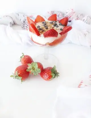 Ricetta SPUMA DI YOGURT CON FRAGOLE di kettycucinooggi