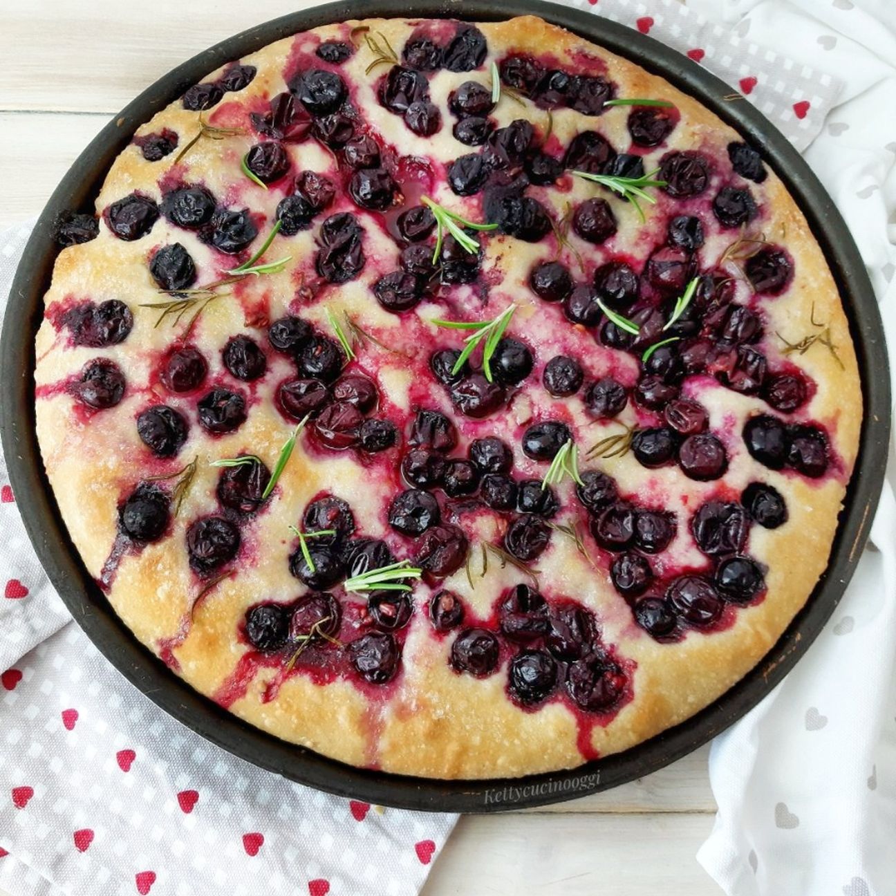 FOCACCIA DOLCE CON UVA FRAGOLA