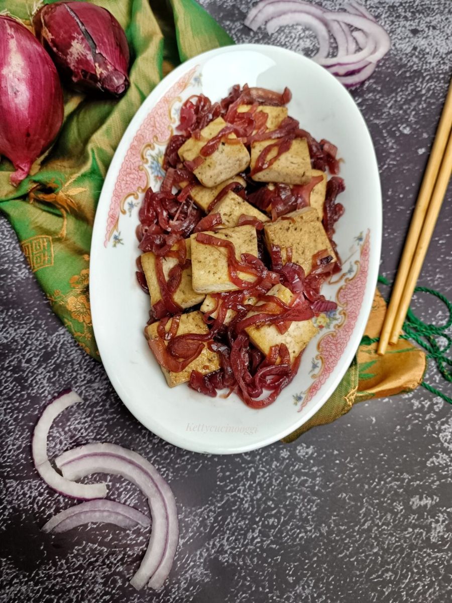 TOFU CON CIPOLLE CARAMELLATE