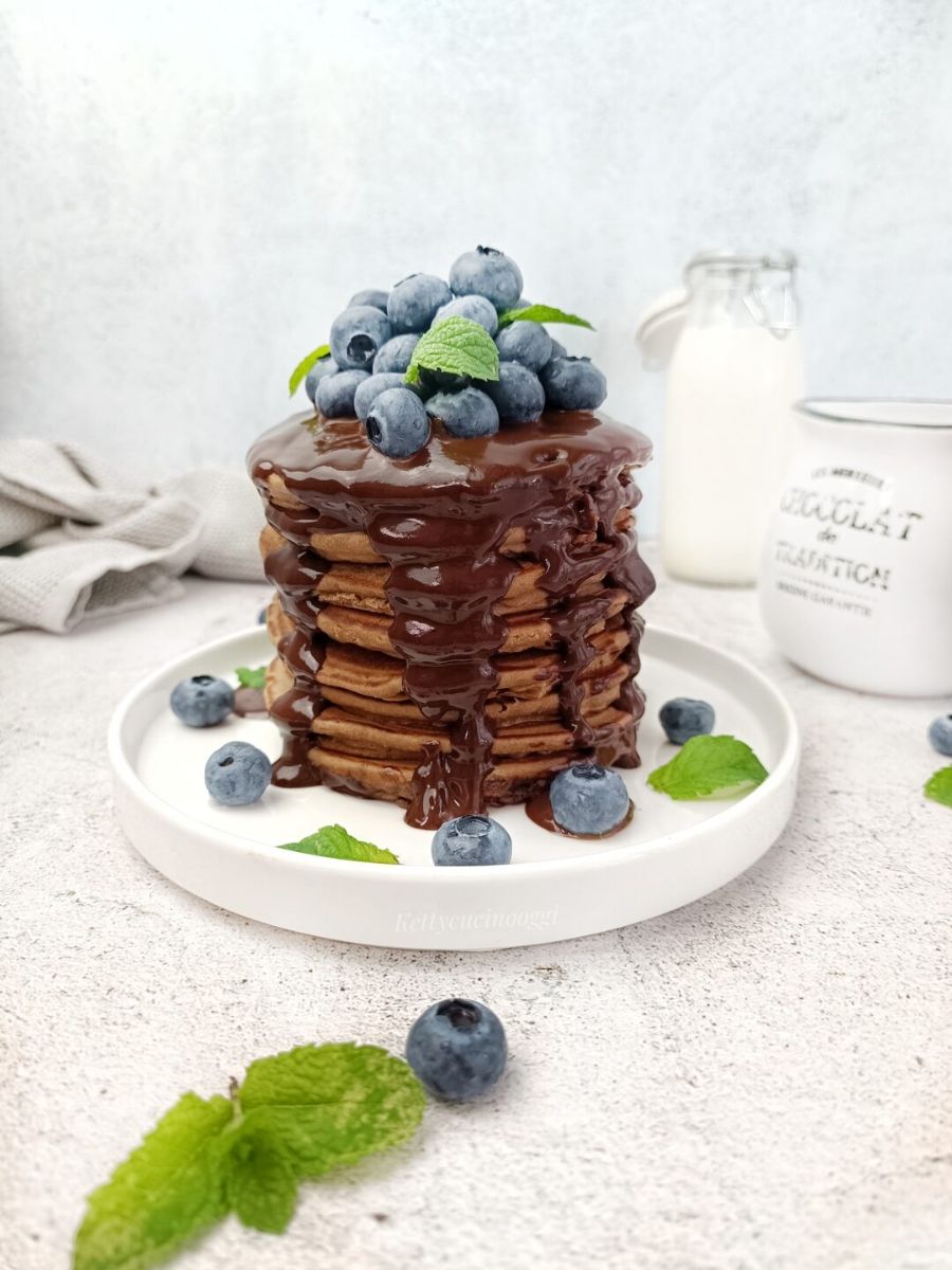 PANCAKE CIOCCOLATO E MIRTILLI