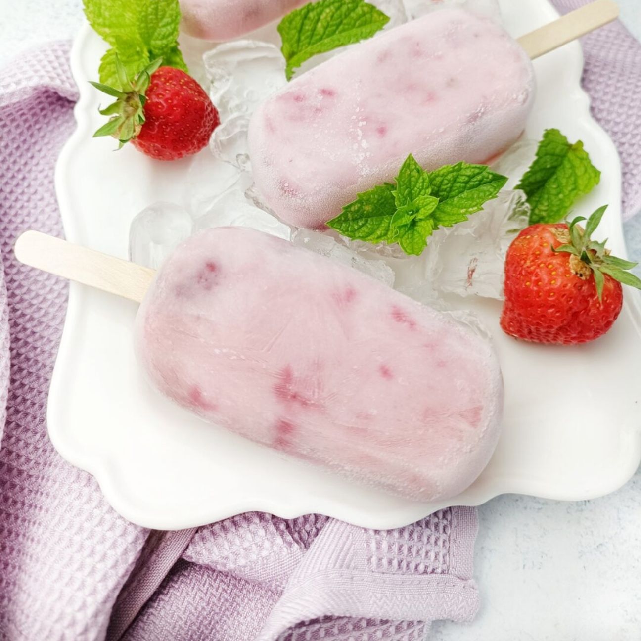GELATO SU STECCO YOGURT E FRAGOLE