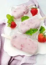 Ricetta GELATO SU STECCO YOGURT E FRAGOLE