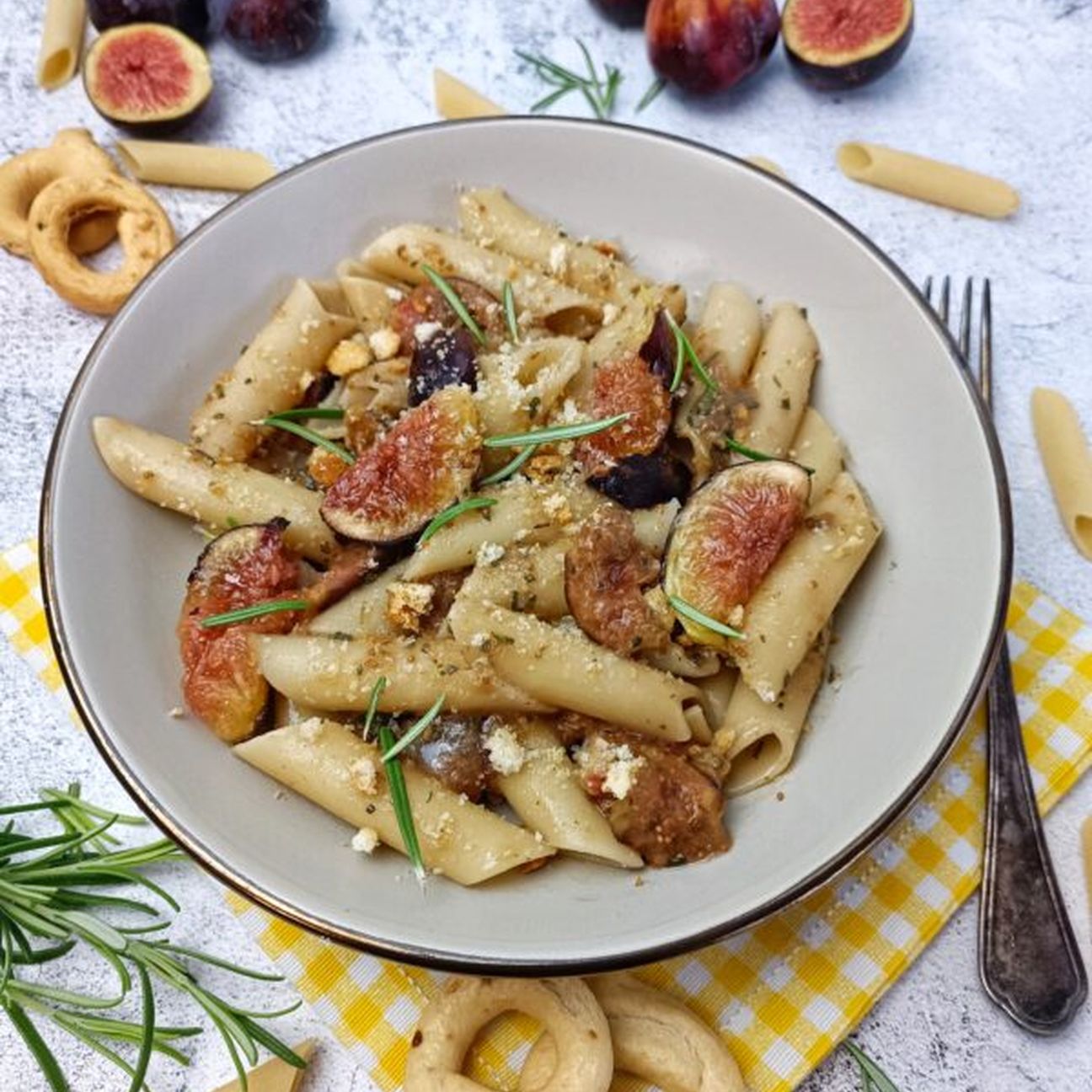 PENNE CON FICHI E ACCIUGHE