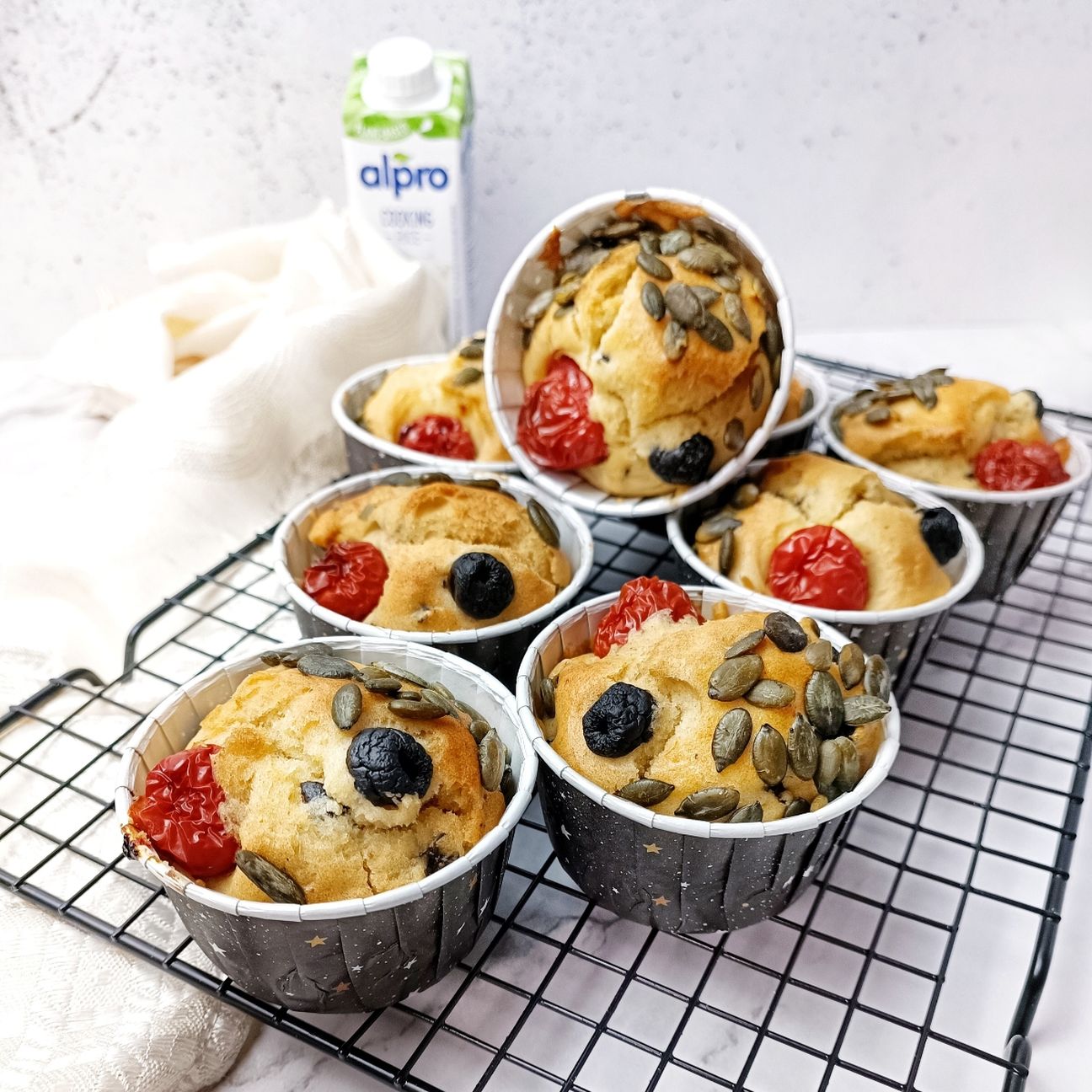 MUFFIN SALATI CON HUMMUS ALLE OLIVE VEGAN