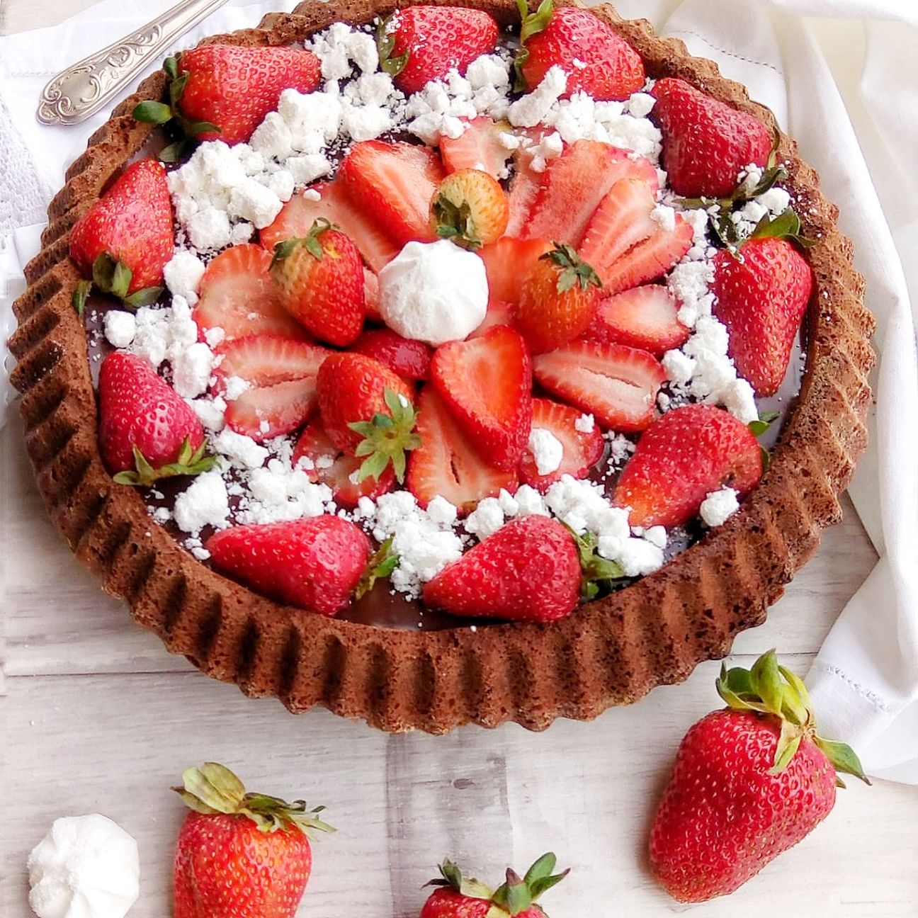 Crostata morbida fragole e ganasche di cioccolato