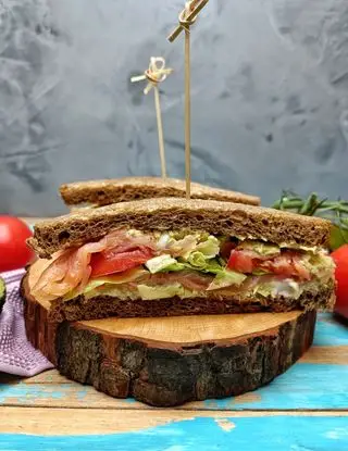 Ricetta SANDWICH CON GUACAMOLE E SALMONE di kettycucinooggi