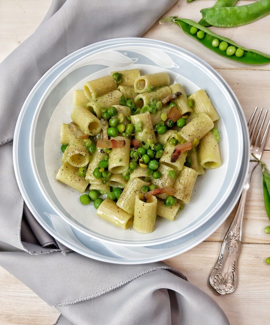MEZZE MANICHE ALLA GRICIA CON PISELLI