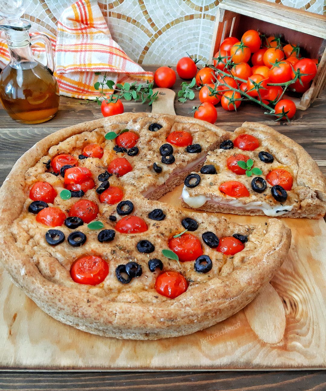 FOCACCIA RIPIENA CON POMODORINI E OLIVE