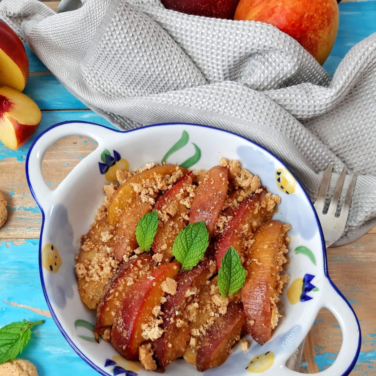 PESCHE NOCI AL FORNO CON AMARETTI