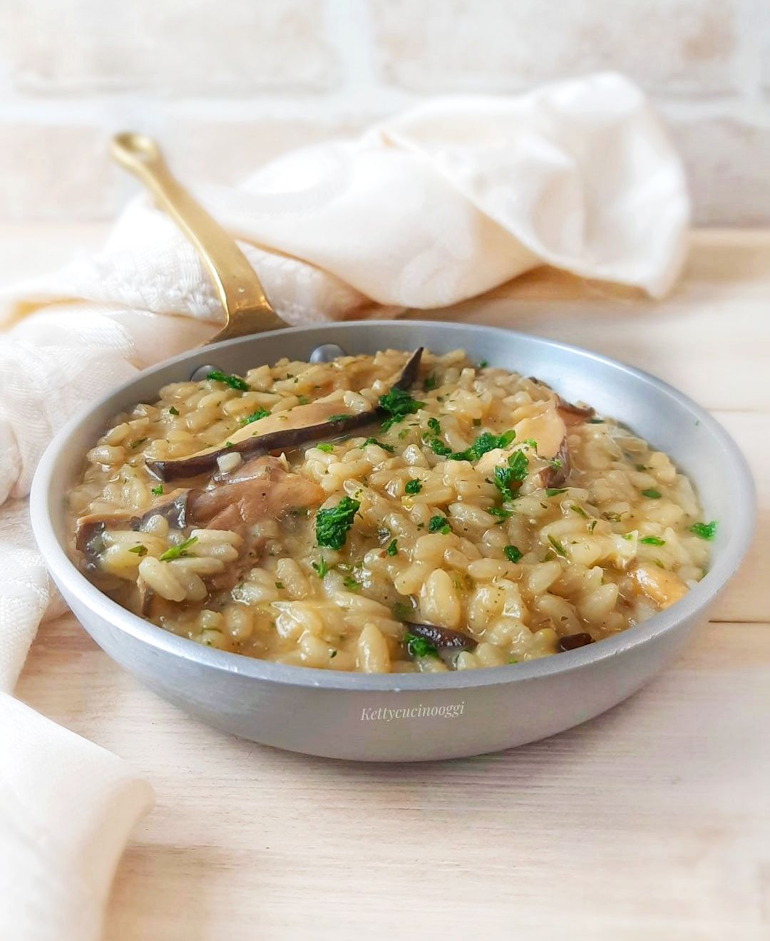 Risotto giallo con funghi porcini secchi; pentola di brodo fatto in casa  sullo sfondo : r/ItalianFood